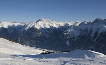 Bei einem Skiurlaub in Scuol solltest du dir auf keinen Fall die sogenannte Traumpiste vom Berg Salaniva hinunter nach Sent entgehen lassen.