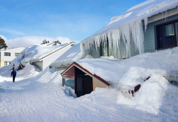 Unter der Schneedecke versunken sind teilweise die Häuser am Mt. Hotham.