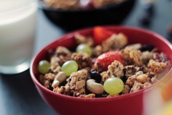Ein leckeres Früchtemüsli ist genau der richtige Start in einen tollen Skitag.