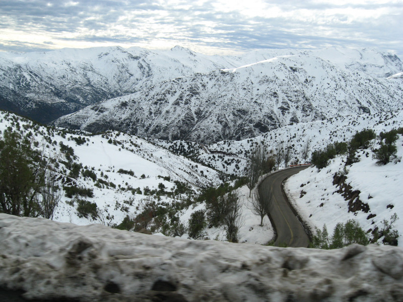 The road to El Colorado and Farellones - A total of 130 kilometres of pistes await passionate winter sports enthusiasts.