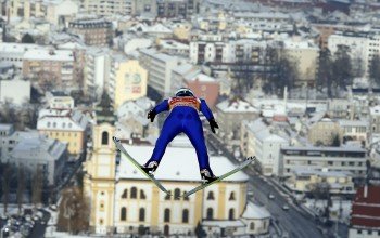 Mitten in der Stadt befindet sich die Sprungschanze in Innsbruck.
