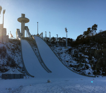 Blick auf die beiden Olympiaschanzen im Alpensia Sports Park in Pyeongchang (Südkorea).