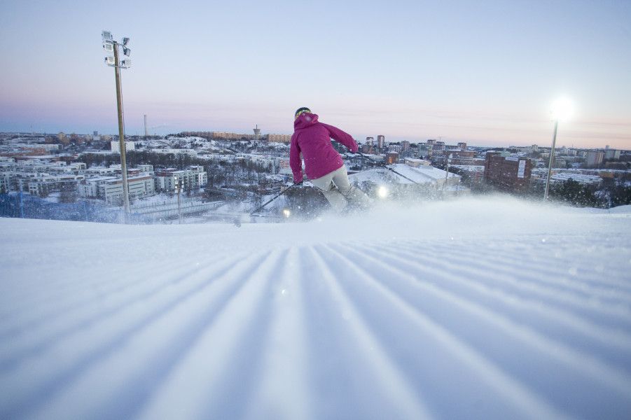 Skifahren über den Dächern Stockholms kannst du im Skigebiet Hammarbybacken.