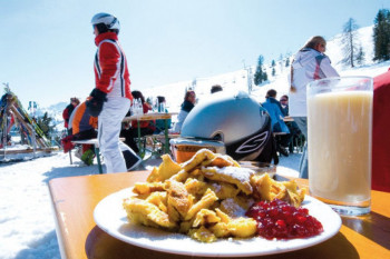 Frischer Kaiserschmarrn ist nur eine der vielen leckeren Tiroler Spezialitäten.