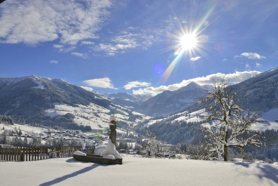 Die traumhafte Aussicht auf die verschneiten KItzbüheler Alpen lässt sich auch ohne Ski oder Snowboard genießen. Zum Beispiel bei einer Winterwanderung oder einem Tandemflug.