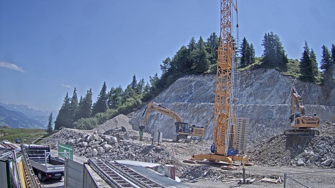 An der neuen Bergstation laufen die Arbeiten Anfang Juli bereits auf Hochtouren. Eine Webcam zeigt den täglichen Fortschritt.