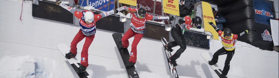 Beim Snowboard Cross starten die Teilnehmer gleichzeitig auf die Strecke.