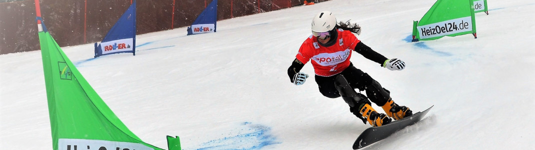 Durch den alpinen Slalomkurs schlängeln sich die Athleten beim Snowboard Alpin, wie hier in Winterberg.