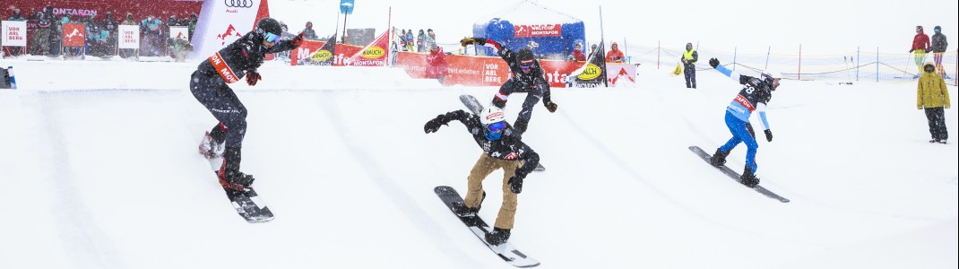 Beim Snowboard Cross starten die Teilnehmer gleichzeitig auf die Strecke.