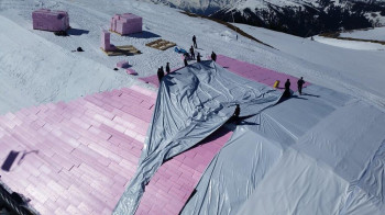 In Kitzbühel wird das Schneedepot zunächst mit Hartschaumplatten und Folie abgedeckt.
