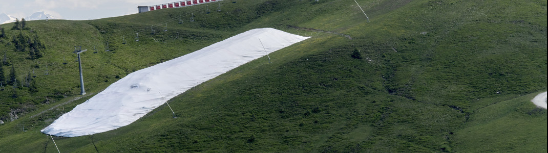 Während des Sommers wartet der Schnee der letzten Saison auf seinen erneuten Einsatz im Herbst.