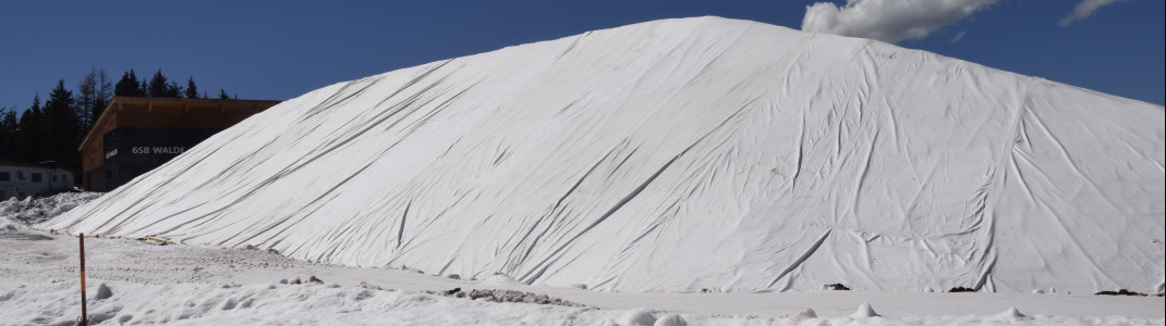 Als letzte Schicht kommt ein Vlies auf das Schneedepot.