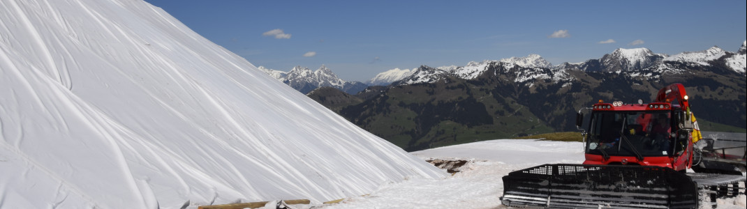 Pistengeräte verdichten den Schnee und formen daraus ein Trapez.