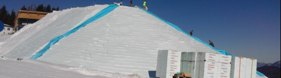 Abdecken des Schneedepots mit Hartschaumplatten