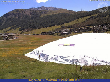Ein weißer Fleck in der Sommerlandschaft: Blick auf das Schneedepot in Livigno.
