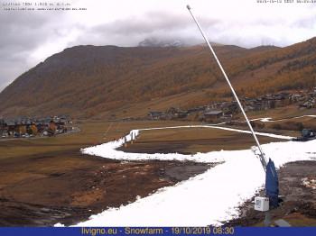 Ein weißes Band mitten im Herbst: In Livigno wird Mitte Oktober die erste Loipe mit dem Altschnee präpariert.