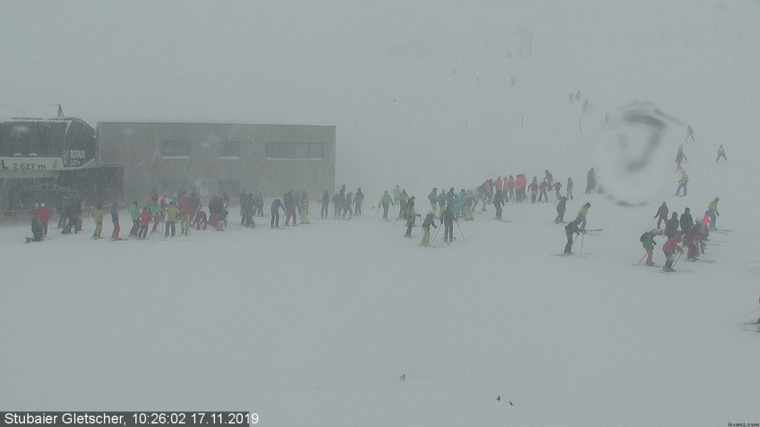 Am Sonntagvormittag waren viele Wintersportler zum Stubaier Gletscher.geströmt, um den vielen Neuschnee auskosten zu können. Mittags wurde das Skigebiet dann wegen Sturm geschlossen.