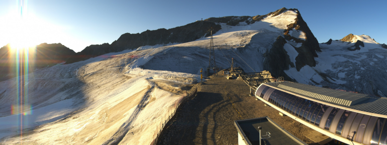 Blick von der Schwarzen Schneid Bahn zum Karleskogellift.