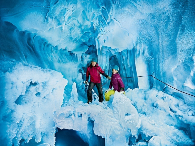 Mehrere geführte Touren führen euch durch die beeindruckende Gletscherwelt im Natur Eis Palast.