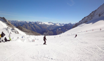 Im einzigen Ganzjahresskigebiet Österreichs herrschen auch in der warmen Jahreszeit beste Bedingungen zum Skifahren und Snowboarden.