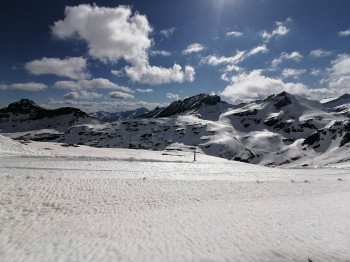 Am Mölltaler Gletscher liegt auch im Sommer genug Schnee zum Skifahren.