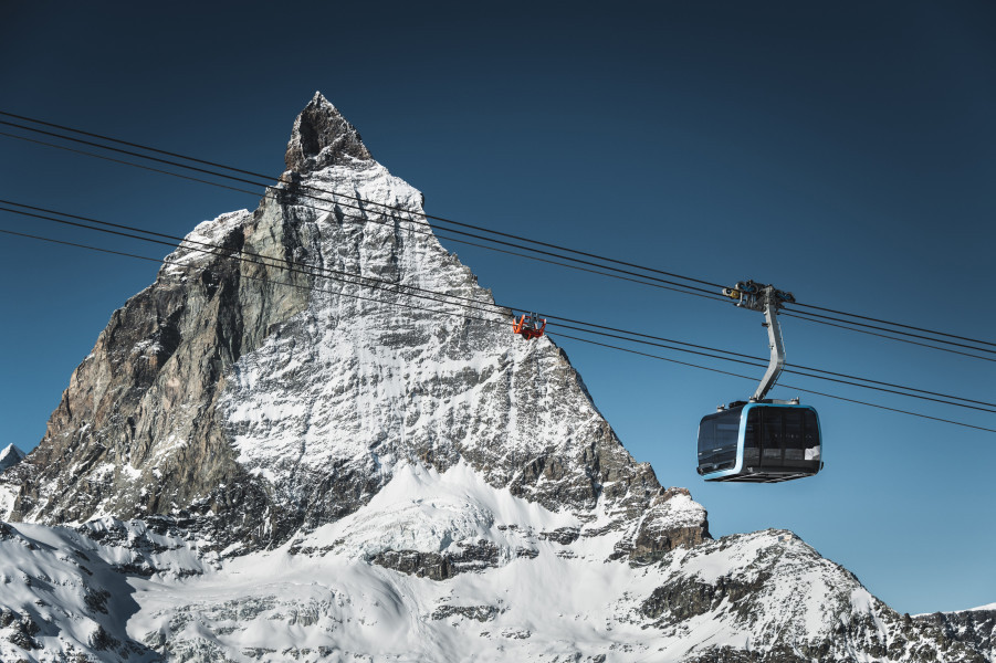 Im Angesicht des imposanten Matterhorns geht's mit der neuen 3S-Bahn zur Gipfelstation Matterhorn glacier paradise.