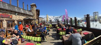 Insgesamt 33 Hütten laden im Skigebiet Sölden zur Einkehr ein. Das Wirtshaus am Giggijoch liegt den ganzen Tag in der Sonne.