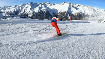 Beim Kurzschwung Kanten immer kurz und kräftig in den Schnee drücken und Körper nach vorne richten.