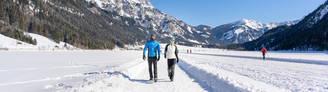 Im Tannheimer Tal erwarten dich winterliche Wanderfreuden zwischen verschneiten Gipfeln und gefrorenen Bergseen.