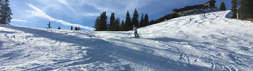 Relativ steiler Beginn der roten Piste Nr. 33 am Hochwurzen. Danach wird die Piste aber schnell flacher und lädt zum Carven ein.