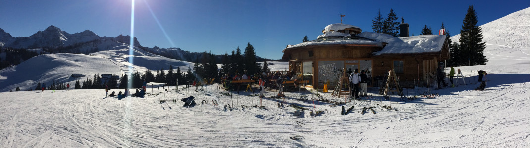 Die Kuh Bar bietet drinnen wie draußen herrliches Après Ski