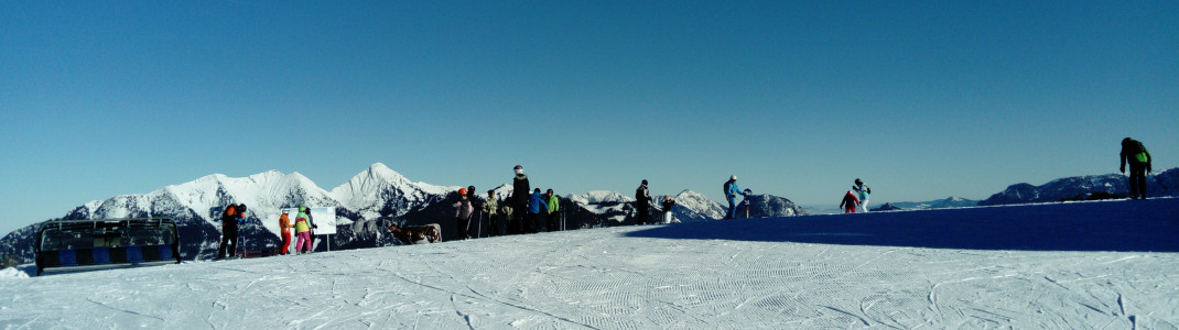 Bei fast jeder Bergstation befinden sich Sitzmöglichkeiten und ein Pistenplan