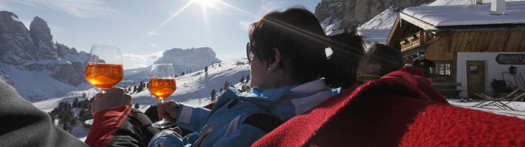Auf den gemütlichen Skihütten in Alta Badia genießt du ein herrliches Dolomiten-Panorama.