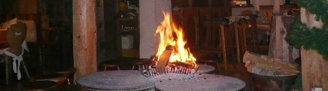 Der offene Kamin der Albers Almstube in Mallnitz sorgt für eine gemütliche Stimmung.