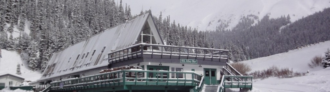 Nach Liftschluss kann man hier noch ein Bier genießen: Die 6th Alley Bar an der Talstation von Arapahoe Basin!