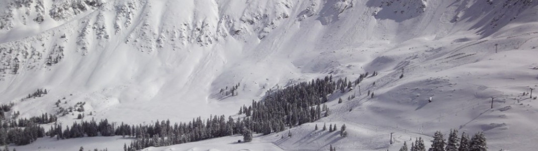 Nur für erfahrene Alpinisten, die extrem schwierigen Abfahrten an der East Wall! Hierhin führt kein Lift. Der Aufstieg muss also zu Fuß bewältigt werden. Auch die Lawinensituation sollte man hier stet