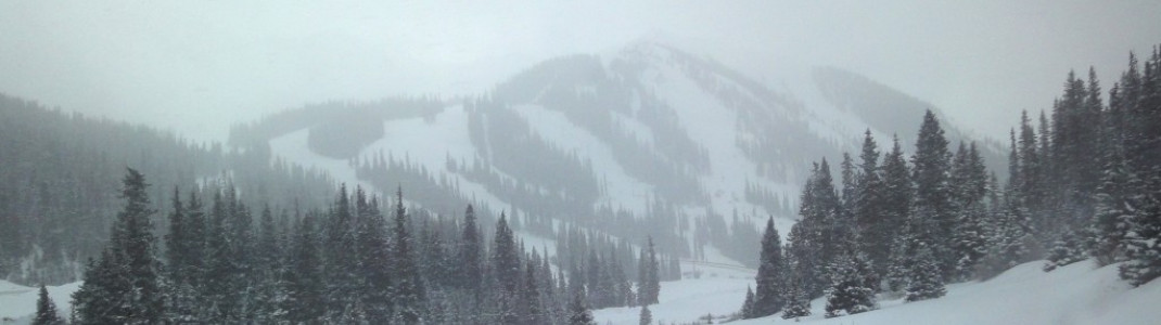 Das Skigebiet Arapahoe Basin fotografiert aus Richtung Loveland Pass!