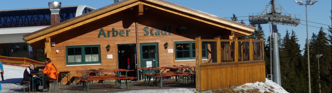 Seit 2012 befindet sich an der Bergstation der Sesselbahn Sonnenhang der urige Arber-Stadl.