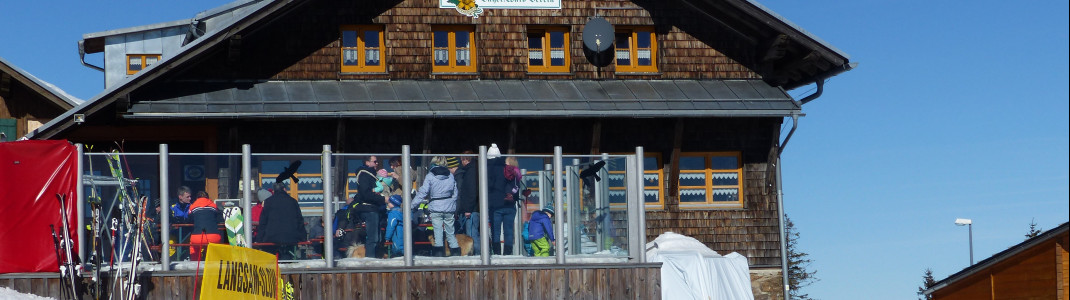 Das Arberschutzhaus bietet Kost und Logis und dazu auch eine herrliche Sonnenterrasse.