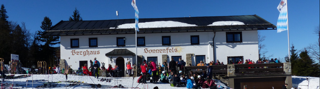 Das Berghaus Sonnenfels ist nicht nur zur Mittagszeit gut besucht und überzeugt mit toller Sonnenterrasse.