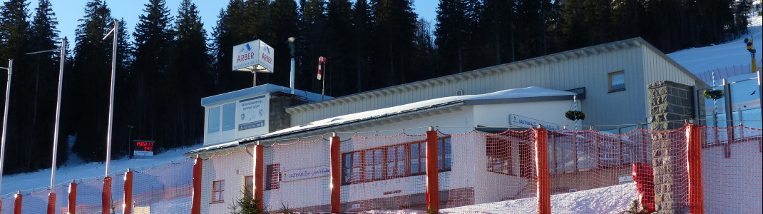 Das Gasthaus Gondelbahn bietet im Innenraum einen wohligen Kachelofen und den Blick auf die FIS-Weltcuppiste.