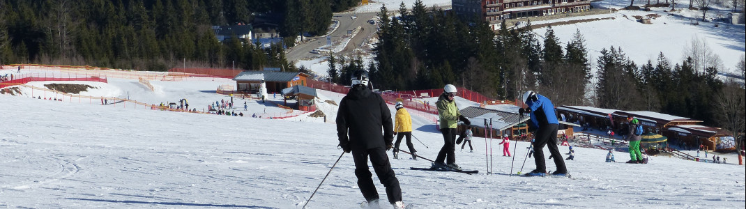 Der blaue Thurnhofhang ist die Einsteigerpiste für Familien im Skigebiet am Großen Arber.