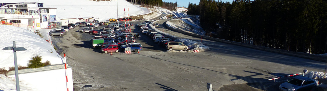 Kostenfreie Parkplätze sind ausreichend an den Talstationen vorhanden.