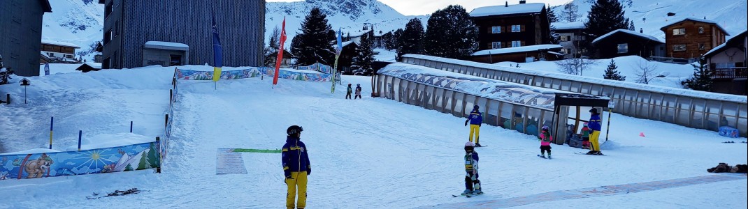 Skilehrer betreuen Anfänger und Kinder im Kinderland Innerarosa