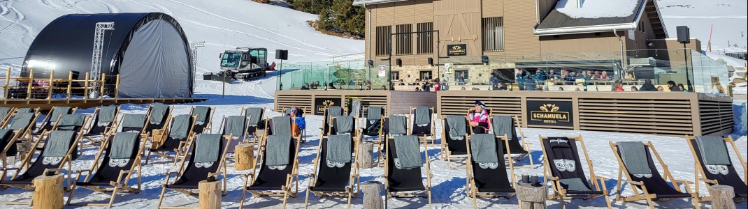 Bequeme Sonnenstühle direkt vor der Schamuela Hütte.