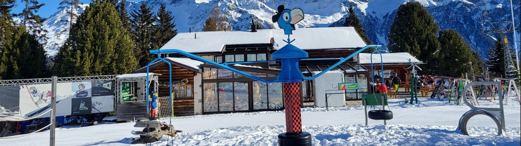 Globis Kinderspielplatz vor dem Bergrestaurant Acla Grischuna