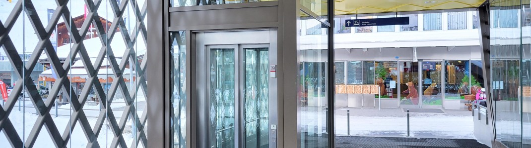 Komfortabel: Ein Aufzug bringt dich direkt vom Bahnhof zur Talstation der Weisshornbahn
