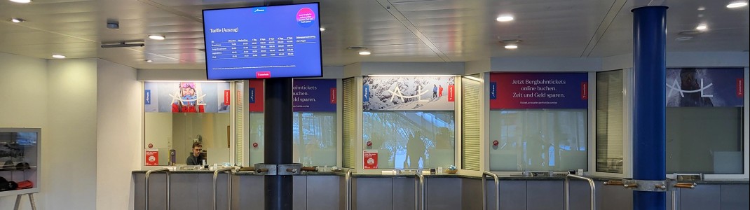 An den Kassen werden die Tarife und aktuellen Informationen übersichtlich angezeigt