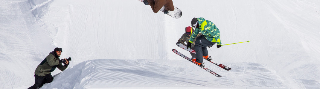 Auf den Kickern lassen es sich Freeskier in der Axamer Lizum gut gehen