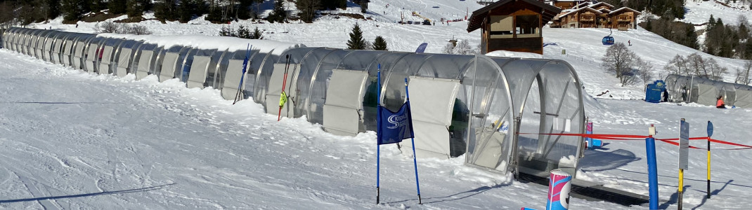 Perfekt für die ersten Schwünge im Schnee: Die überdachten Zauberteppichlifte am Ski Center Angertal.